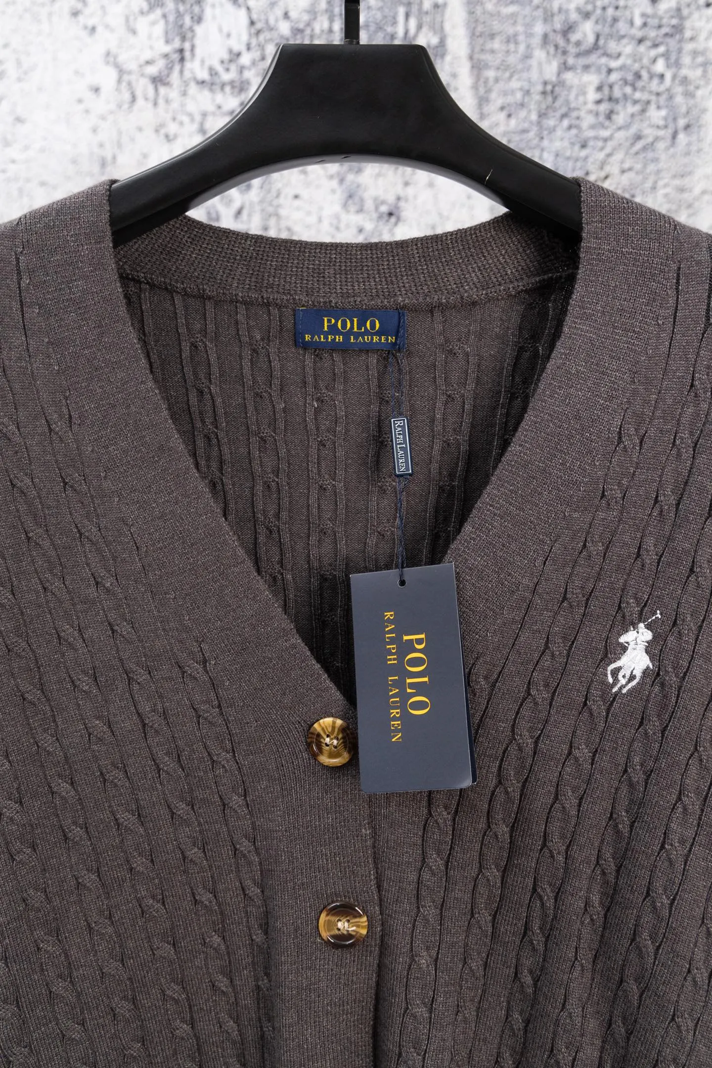 P190 Ralph Lauren Classic V-neck Solid Color Pony Embroidered Logo Knitted Cardigan Long Sleeve Ralph Lauren Classic Basic Versatile Twist Knitted Cardigan Long Sleeve Main supply platform live broadcast Wholesale entity Replenish when out of stock Not removed from the shelves Quality 1:1 patterning Complete three standards Correct version of pony logo Imported quality cotton yarn Focus on high-end Cost-effective Good quality Needless to say Zhao Lusi's same style is really amazing, so sweet I'm so beautiful. This cardigan is really good-looking. It's simple and easy to wear. It's a must-have for goddess ootd. Good-looking clothes are never picky. A must-have in the wardrobe of goddesses. Size: S-XL. Color: Navy blue, red, khaki, dark gray.